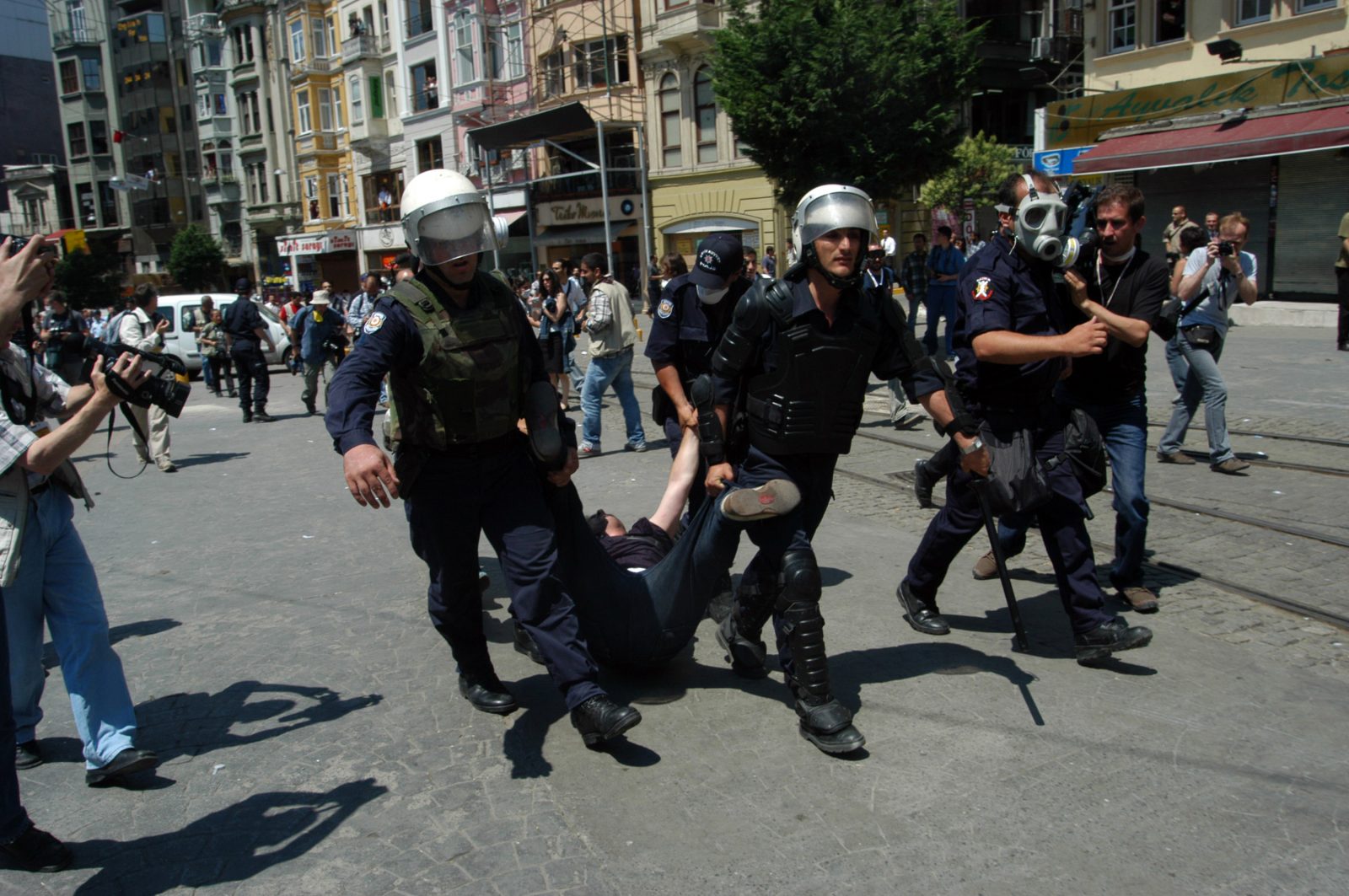 Devlet: hukuk mu, özgürlükler mi, yoksa polis mi?